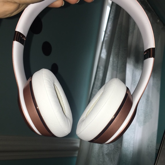 Beats Solo3 Wireless On-Ear Headphones - Picture 3 of 6